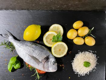 frisch vom Lavasteingrill gegrillte Dorade mit Zitronenölvinigrette - Image 2