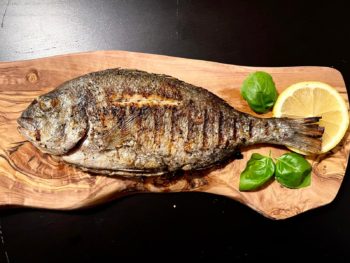 frisch vom Lavasteingrill gegrillte Dorade mit Zitronenölvinigrette