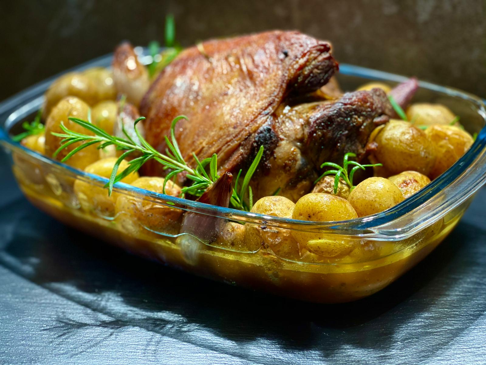 Langsam gegarte Lammkeule aus dem Backofen - Zum Griechen Stollberg